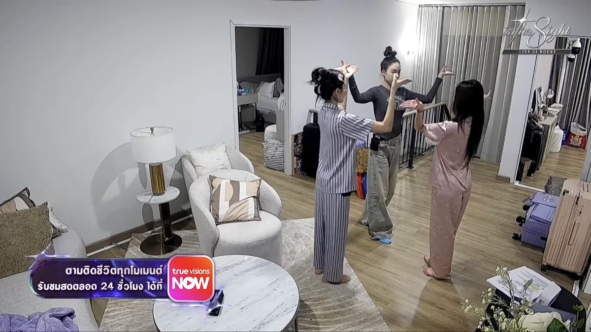 teamofz's tweet image. เหมือนโชคชะตา นางฟ้ามาโปรด ครูนาฎศิลป์กลับเข้ามาในบ้านอีกครั้ง ได้มาสอนท่ารำให้มินนี่กับนิต้า #InThe8ight #minymynx #nitar_aniphan #pearneilinyah