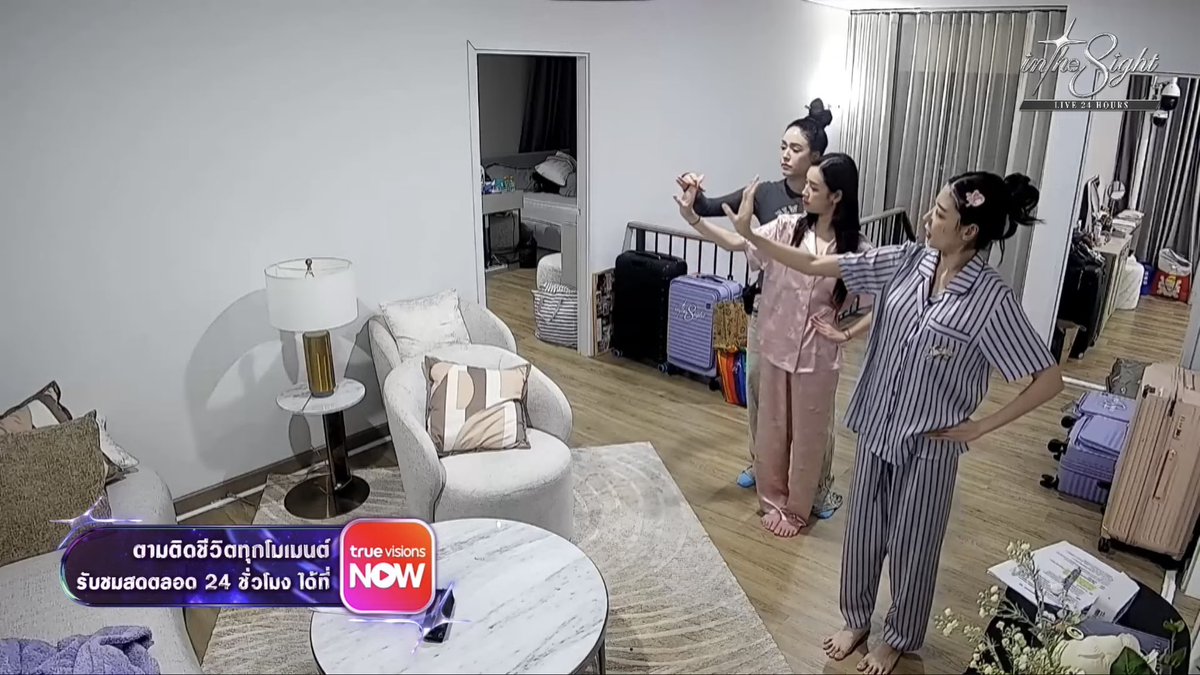 teamofz's tweet image. เหมือนโชคชะตา นางฟ้ามาโปรด ครูนาฎศิลป์กลับเข้ามาในบ้านอีกครั้ง ได้มาสอนท่ารำให้มินนี่กับนิต้า #InThe8ight #minymynx #nitar_aniphan #pearneilinyah