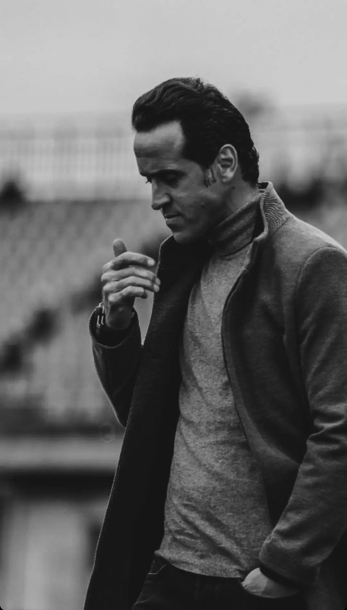vahid_esmaeilii's tweet photo. ۱.چرا نام يكى از بزرگترين بازيكنان تاريخ فوتبال ايران و #پرسپوليس را برای بار چندم حذف كرديد ؟! ما در مورد تخصص وهنر افراد در حوزه ورزش صحبت ميكنيم.
۲.اگر نمى توانستيد نامش را بياوريد،نامى از هيج بازيكنى نمى آورديد! نه اينكه نام #علی_کریمی را به سبب مسائل غير فوتبالى حذف كنيد. https://t.co/yqvDnCDyN6