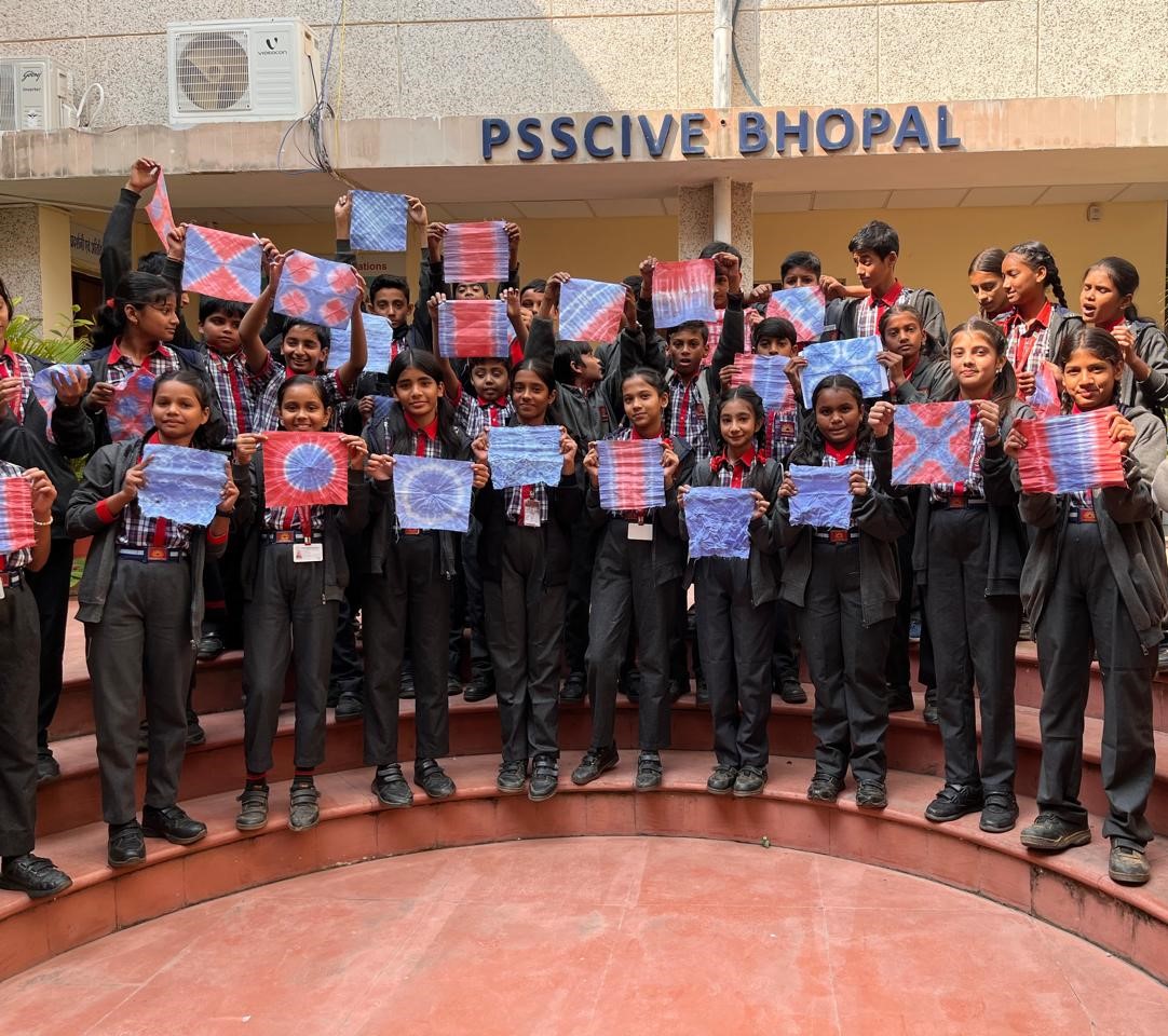 psscive_bhopal's tweet image. The workshop was designed with the objective of introducing them to simple, safe and creative methods of tie and dye that they can easily practice in school settings.