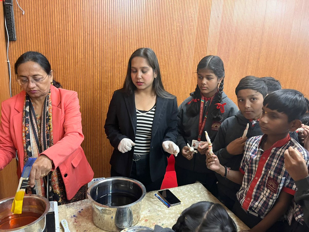 psscive_bhopal's tweet image. The workshop was designed with the objective of introducing them to simple, safe and creative methods of tie and dye that they can easily practice in school settings.