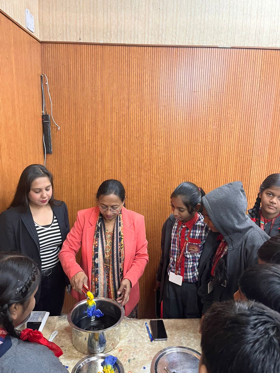 psscive_bhopal's tweet image. The workshop was designed with the objective of introducing them to simple, safe and creative methods of tie and dye that they can easily practice in school settings.