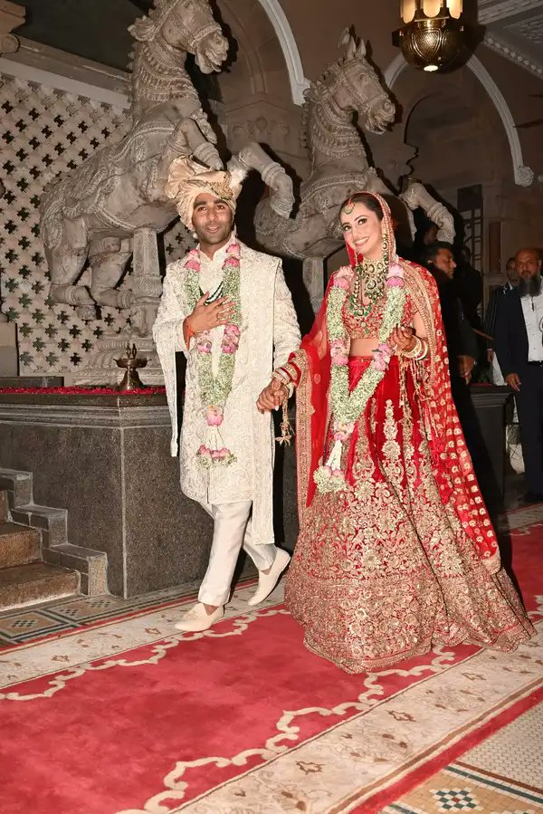 अपनी बेटी के लिए रिश्ता ढूंढ रहे है तो लड़के के खानदान पर ज्यादा ध्यान मत दो क्योंकि खानदान अच्छा है तो जरूरी नहीं की बेटा भी वैसा ही होगा। मकानों पर भी गौर मत करो। क्योंकि महलों से भी सिसकियाँ सुनाई देती है, कमाई को भी ज्यादा वरीयता मत दो, लाखों कमाने वाले भी मानसिक रोगी निकल