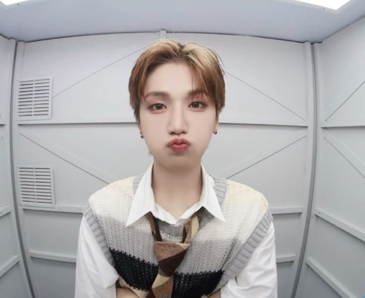 sxngg2's tweet photo. 내 헤더 사진인데 리우 이 사진 너무 귀여븜 ㅠ https://t.co/crWiffJJbF