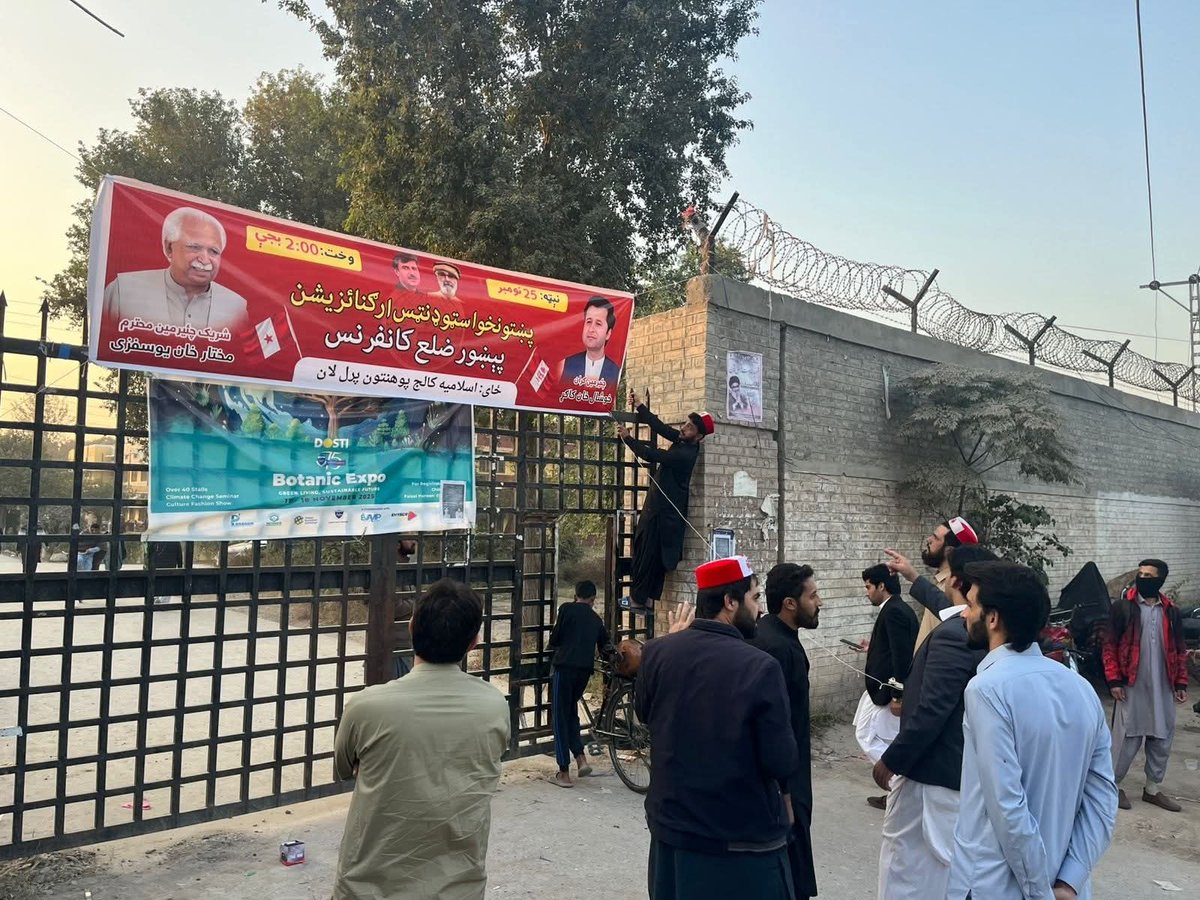PSOoffical's tweet photo. #کرهنه پوهنتون 
د پښتونخوا سټوډنټس ارګناٸزیشن کرهنه پوهنتون یونټ ملګرو د 25م نومبر د پېښور ضلعې کانفرنس د تیارۍ په لړ کښې د پوهنتون په بېلابېلو ځیانو فلیکسونه و پوسټرونه د لګولو په محال۔دې موقع کښي د خیبر پښتونخوا زونل ارګناٸزنګ کمېټۍ غړی ایمل چرمٸ هم موجود وو
#psopeshawerconf https://t.co/jkm38N5J3u