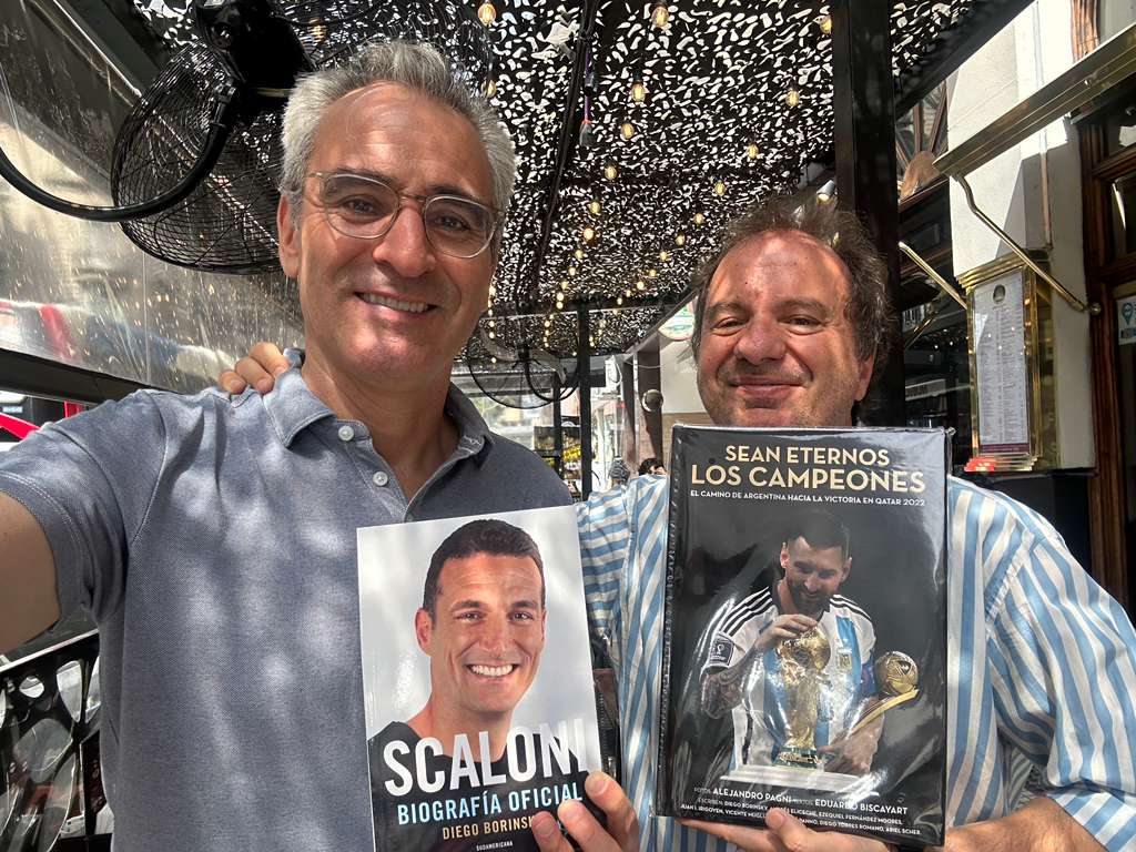 Linda charla, almuerzo e intercambio de libros con el querido amigo <a href="/DonBisca/">Eduardo Biscayart</a>, con el que compartimos escuela en un comienzo (El Gráfico), él como fotógrafo y yo como cronista. Hoy comenta fútbol desde Miami y la rompió con un libro fotográfico de Qatar 22 junto a <a href="/AlejandroPagni/">Alejandro Pagni</a>