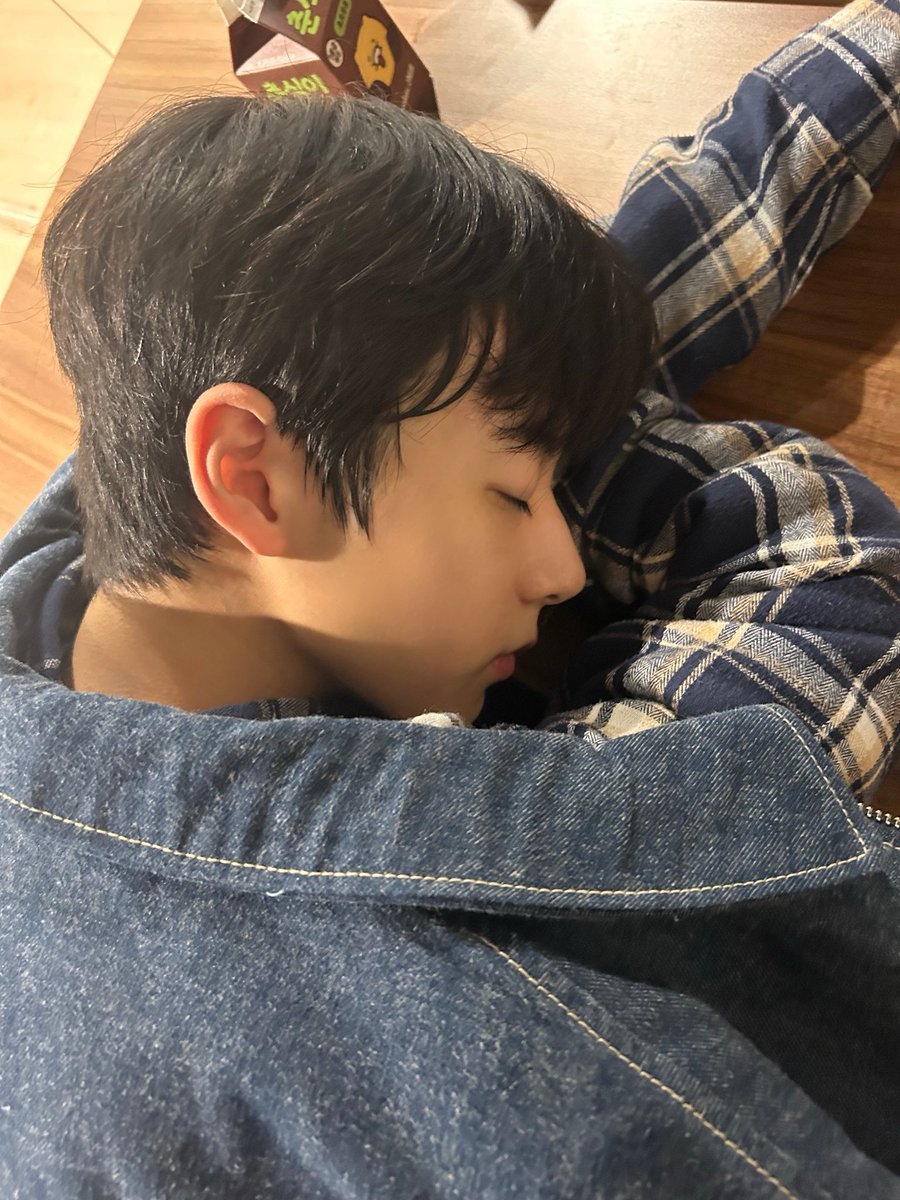 kn1ves0ut's tweet image. wdym this was jeongwoo just a year ago???? no. this is a babyyyyy!!!! 🥹