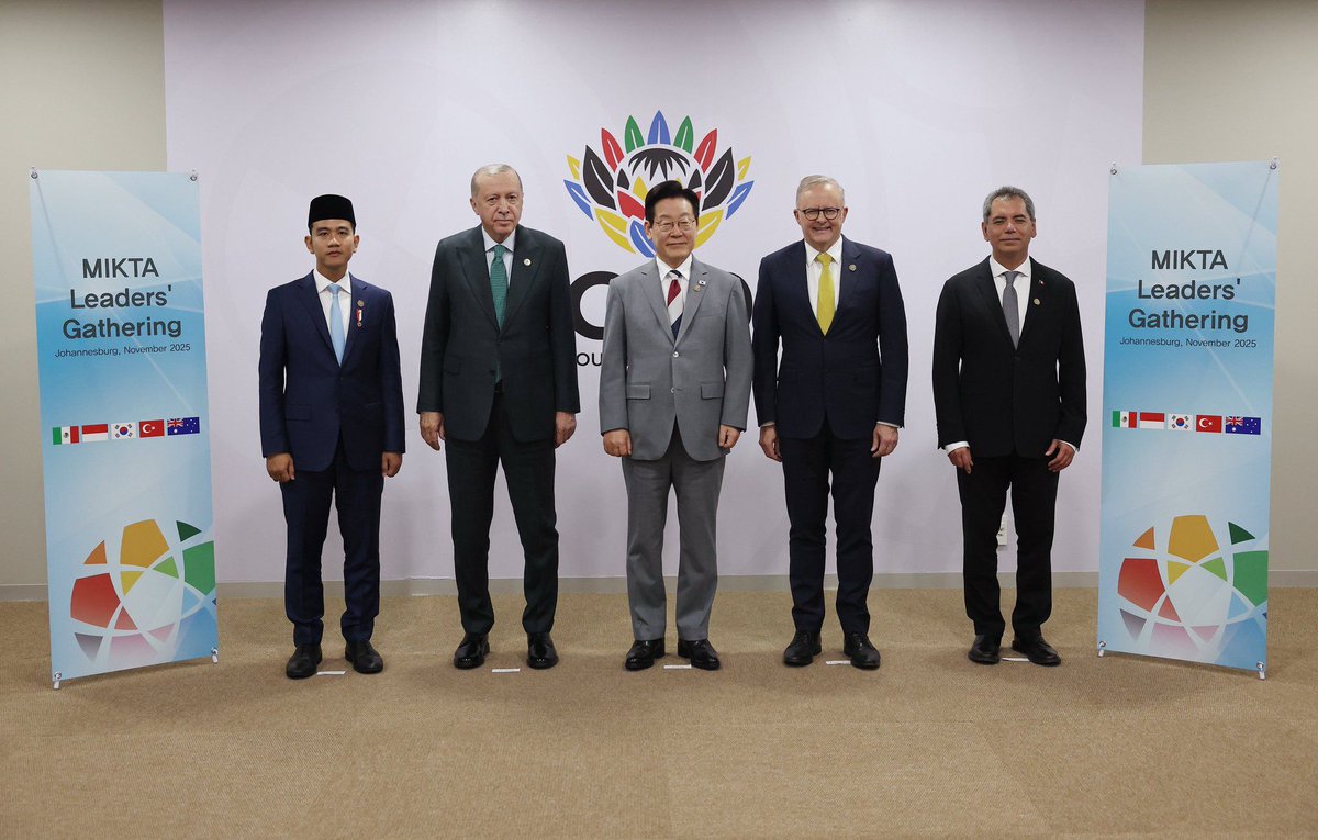 Cumhurbaşkanımız Recep Tayyip Erdoğan, Güney Afrika Cumhuriyeti'nde düzenlenen G20 Liderler Zirvesi kapsamında MIKTA Liderler Buluşması'na katıldı.