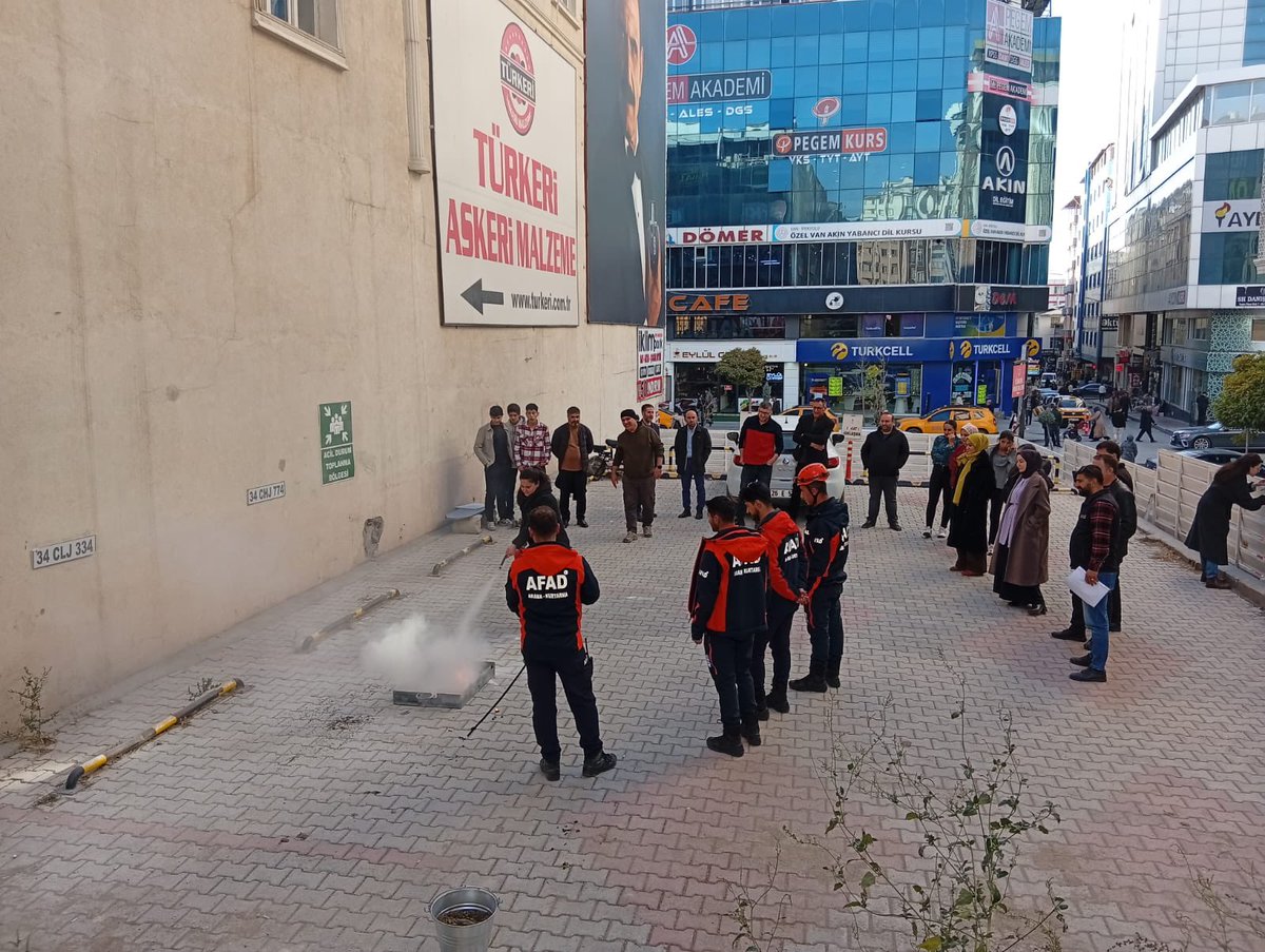 AFAD_Van's tweet image. 2-Yangın Farkındalık Eğitimi 🔥🧯🚒 verilerek, 

• Yangın Söndürme Tatbikatı🔥🚒 🧑🏻‍🚒gerçekleştirilmiştir.

#AfeteHazırVan🇹🇷