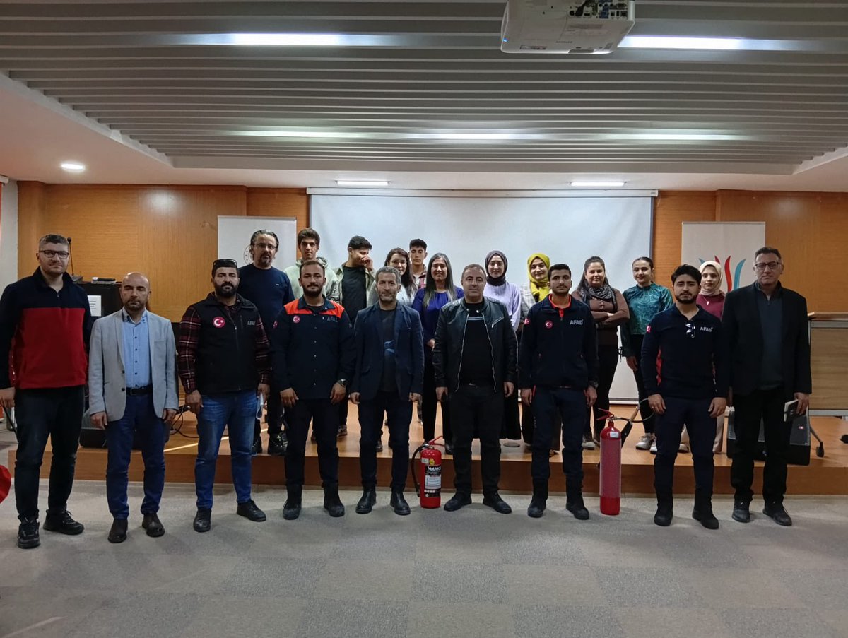 AFAD_Van's tweet image. 2-Yangın Farkındalık Eğitimi 🔥🧯🚒 verilerek, 

• Yangın Söndürme Tatbikatı🔥🚒 🧑🏻‍🚒gerçekleştirilmiştir.

#AfeteHazırVan🇹🇷