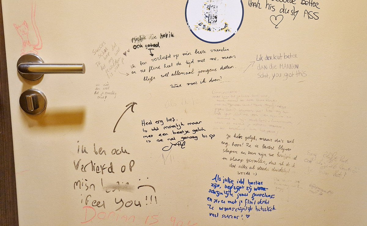 De Centrale bieb gaat bijna dicht voor 'n faceliffie! Dat betekent ook afscheid van 't boeiende en zenuwslopende proza á la Lieve Mona in de Story (help, wat moet ik doen?) op de deuren van de plee. 😜
#rotterdam #mijnwereldstadje