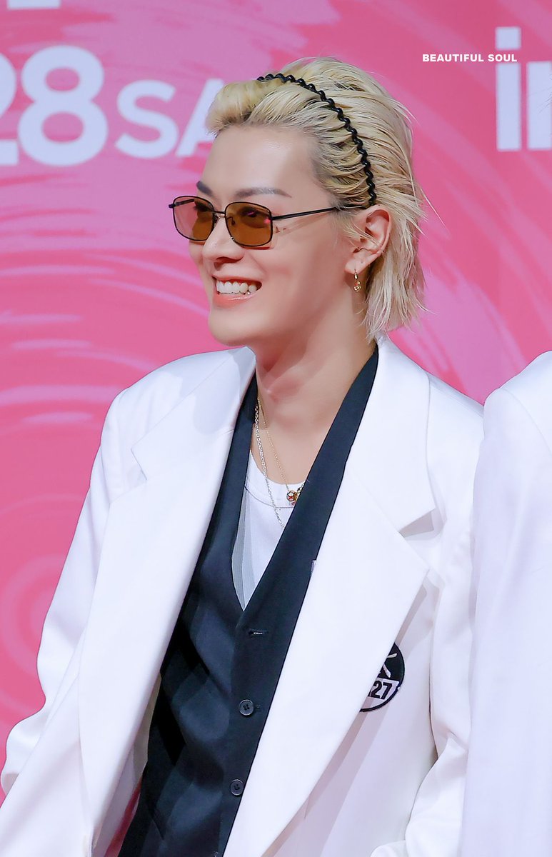 <a href="/ahexng/">Aheng. 🦄 #SMORIESAWARDS2025</a> “Termasuk buat kita yang baca,” bisik Yuta, bikin audiens tertawa ringan. Namun dengan sigap, mereka segera kembali ke nada formal, “Dengan bangga kami umumkan…” 

(<a href="/ahexng/">Aheng. 🦄 #SMORIESAWARDS2025</a>)

#smoriesawards2025