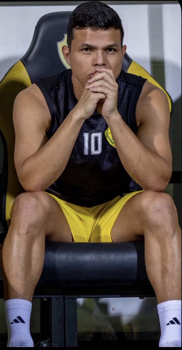 مهما بدلتوا مدربين 
أو تتعاقدون مع مهاجمين 
ولو  وقعتوا مع لاعبين سوبر  

يبقى فابيو ليما هو المنقذ لفريقكم دائما 
وبعد خمس مباريات بدون الاسطوره فابيو ليما 
لعبت مع دبا والمحرق وخورفكان والجزيره وعجمان وللأسف بدون أي انتصار 

فابيو ليما غيابه مؤثر جدا 💔

#الوصل_عجمان