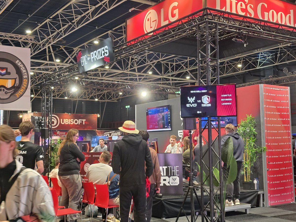 CasterBandit's tweet image. For those at #ComicCon in Utrecht. I am casting 2 v 2&apos;s as challengers from the audience try to best the Pro&apos;s!!

Insane experience, people are so nice here. My personal first time ar Comic Con and I am endeared by the warm welcome! &amp;lt;3