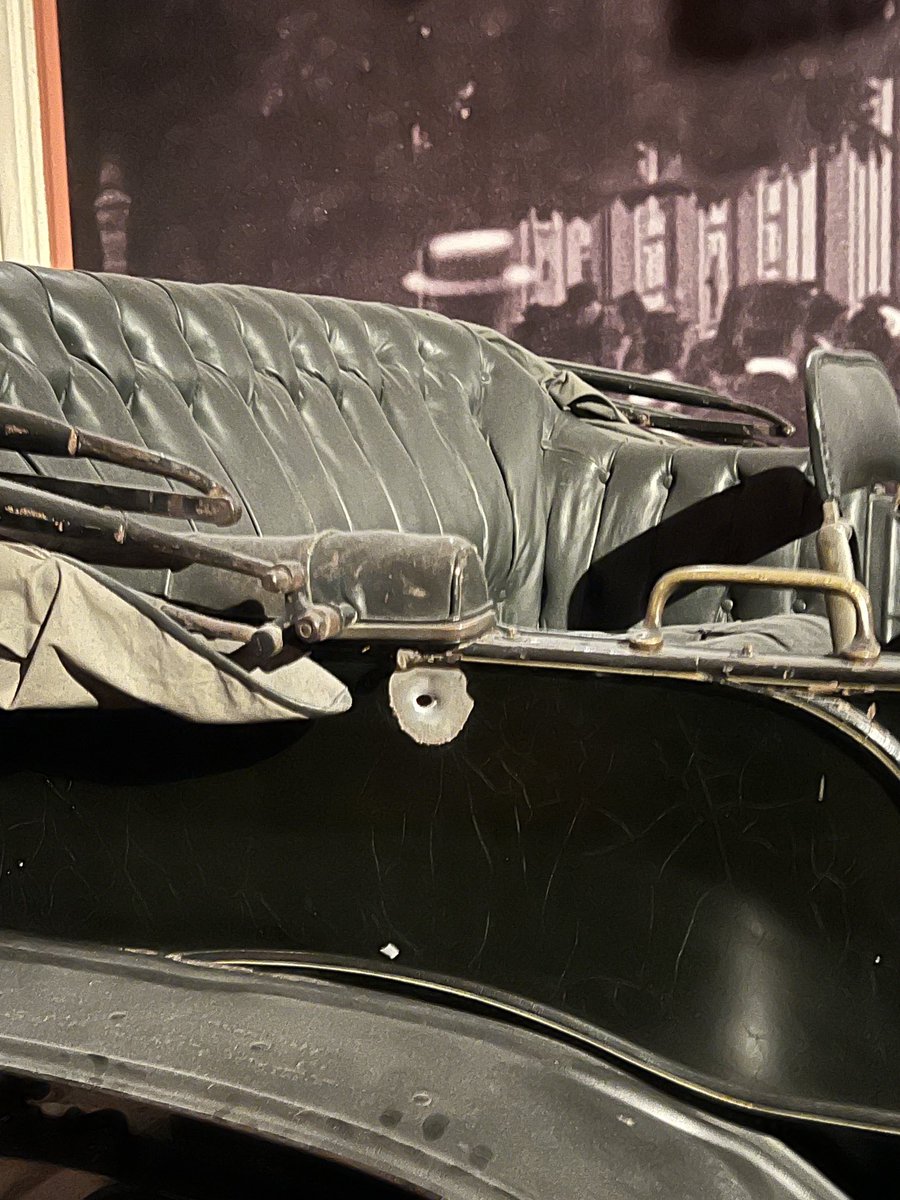 Avusturya-Macaristan Veliaht Prensi Arşidük Franz Ferdinand, Saraybosna’da 28 Haziran 1914 günü bir Sırp milliyetçisi tarafından suikast sonucu öldürülünce ilk dünya savaşının fitili ateşlenmişti. Olayın gerçekleştiği araba, Viyana’daki Arsenal Müzesi’nde sergileniyor.