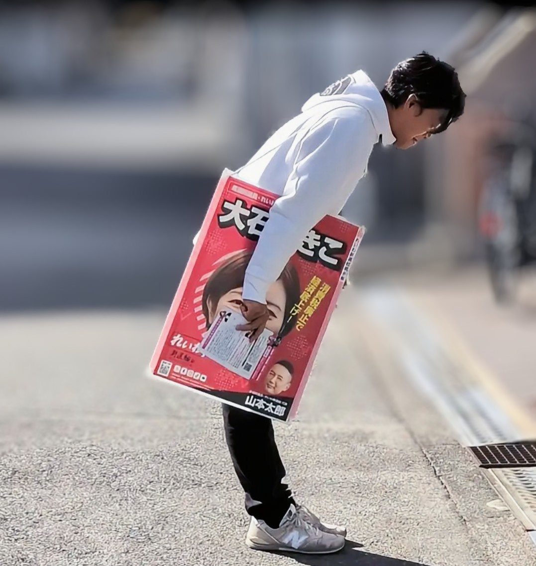 d_haruma45's tweet image. 11/22　大石さんとかばたさんとボランティアたち6人、2チームに分かれてのポスター訪問に参加

かばたさんチームの私たちは残念ながら、対話はお断りだけでした

鼻につくポスターがやたら目立つ午前中の訪問後、街宣でした

かばたさんの忙しいいろいろにお手伝いします

#淀川区政策委員
#かばた健吾