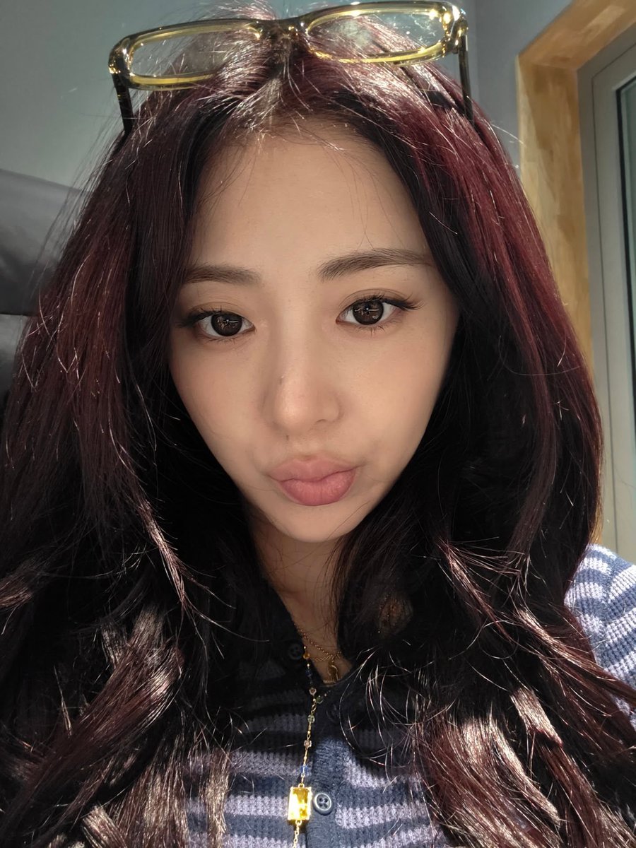 sserapics's tweet image. THIS SELCA YUNJIN ??