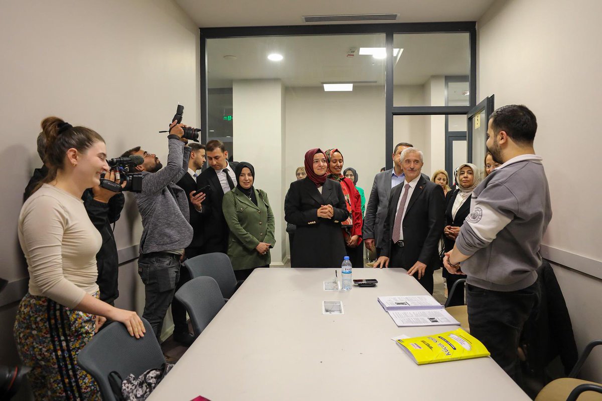 drbetulsayan's tweet image. “7’den 70’e herkesin dolup taşacağı bir mekân olsun” diyerek Cumhurbaşkanımız Sn @RTErdogan’ın açtığı ve Türkiyemiz’in ikinci büyük kütüphanesi olan Şahinbey Millet Kütüphanesini ziyaret ettik.

Her türlü takdiri hak eden bu muazzam eser, ülkemizin kültür hafızası için büyük bir…