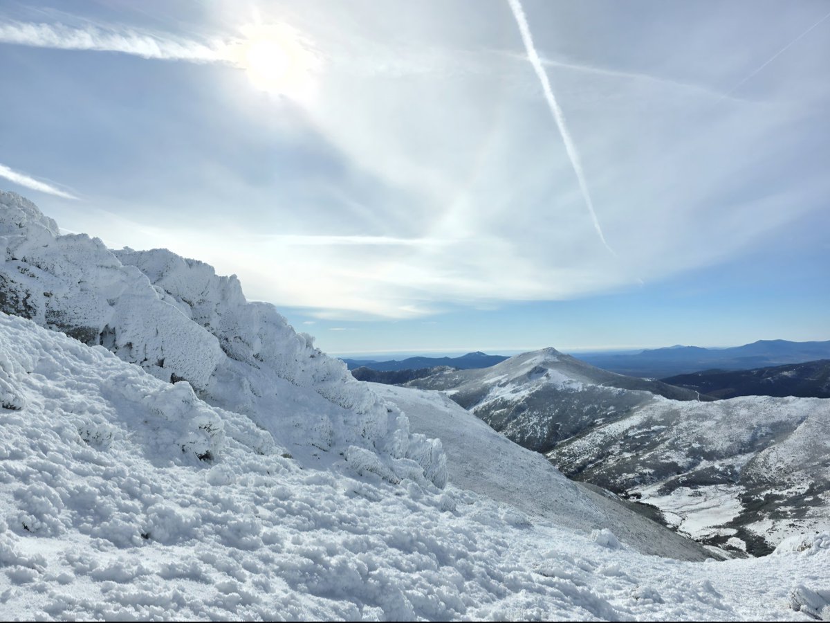 El Pico del Lobo (2273m), techo de la Sierra de Ayllón, con su aspecto más gélido. Noviembre 2025.