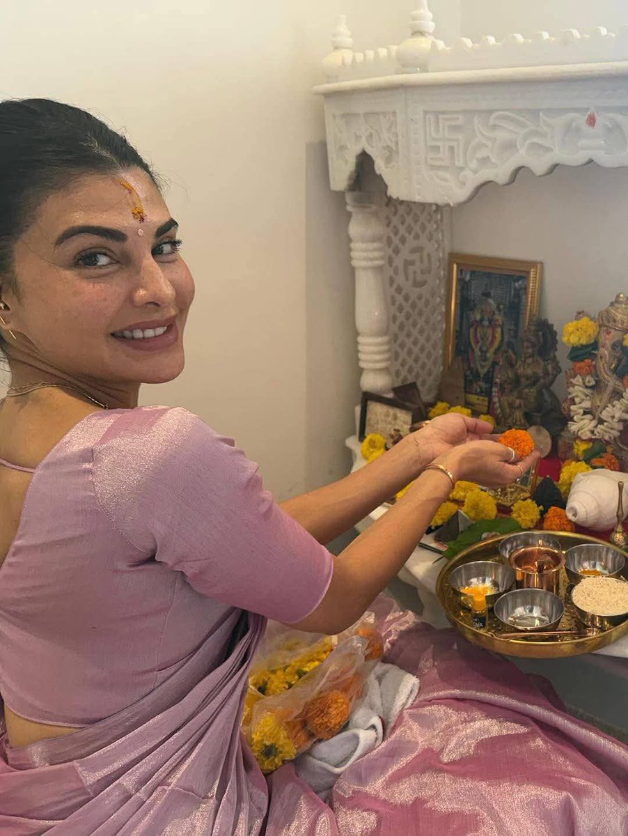 DrNimoYadav's tweet image. She is Jacqueline Fernandez, Bollywood actress.

She was born in Bahrain to a Sri Lankan father and a mother of Malaysian and Canadian descent. 

She follows Christianity.

Today, she posted a picture of herself worshipping Hindu gods.

Do you know why?

No? Let me tell you. She…