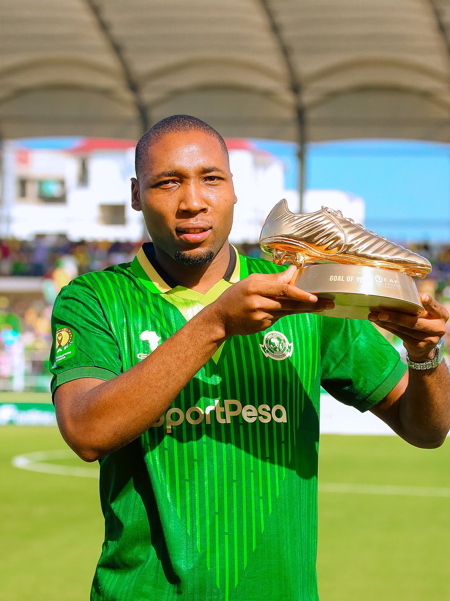 Our very own Clement Mzize with his Goal of the Year award. 👏

#TotalEnergiesCAFCL | #CAFAwards2025