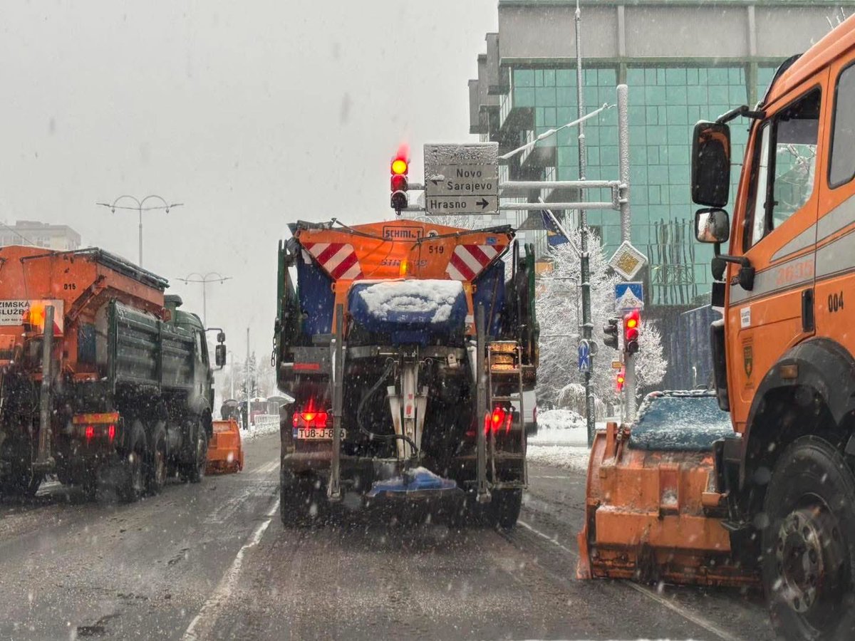 Zbog kontinuiranih snježnih padavina, komunalne službe i nadležna preduzeća provode pojačane aktivnosti na održavanju prohodnosti saobraćajnica i javnih površina.

KJKP „RAD“ d.o.o.

U okviru Zimske službe i u skladu sa potpisanim Ugovorom vrši se održavanje saobraćajnica od