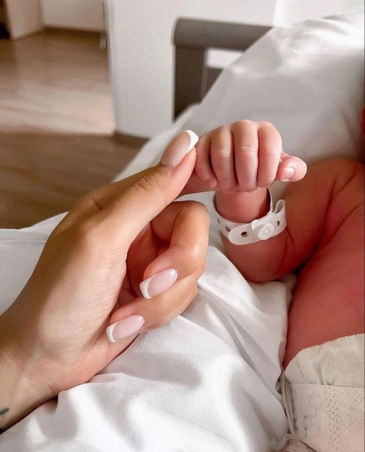 floradrolo's tweet image. Sorry I&apos;ve been inactive, I gave birth to my
sweet baby girl. Welcome to life my sweet
unreleased song trust issue by dream, can&apos;t wait until you&apos;re old enough so you can understand the meaning behind your special name💚🥺