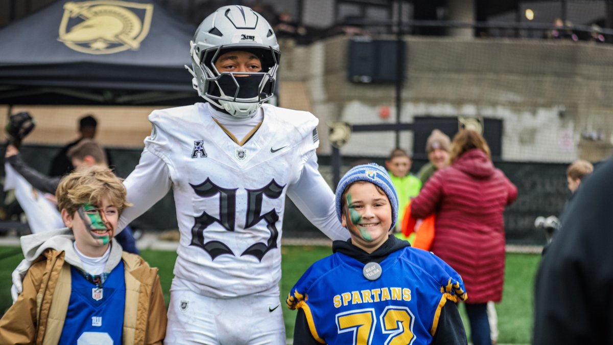 GoArmyWestPoint's tweet image. Fans getting their first look at our #Army250 uniform on Black Knights Alley before @ArmyWP_Football kickoff!

#GoArmy