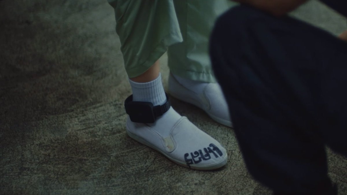 bexromero1's tweet image. Nothing’s more gangster than repping your girls name on your shoe while showing off your ankle monitor 😆

CLAIREBELL LOST AND FOUND
#ClaireBellEP4
