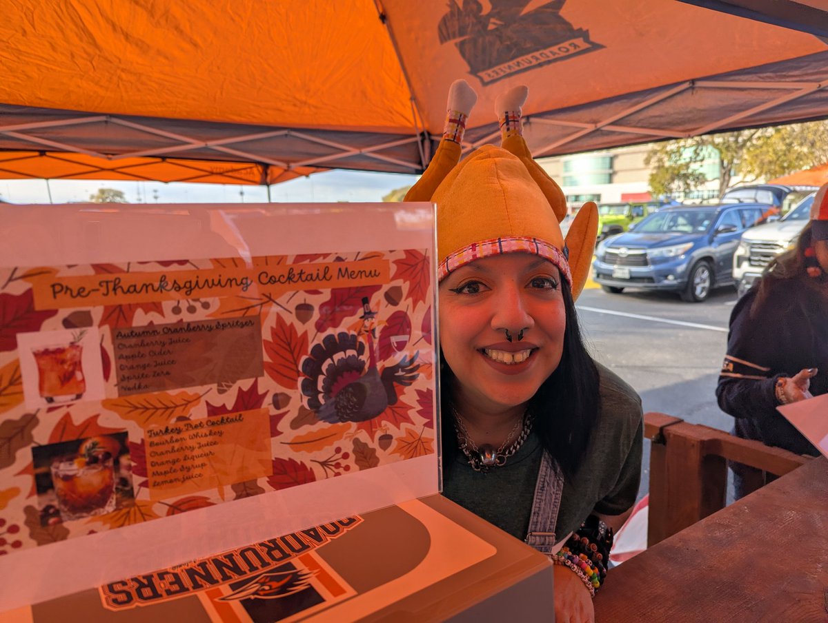 FlawkingRunners's tweet image. Let&apos;s go it&apos;s tailgate time people! Flawking Runners corner of Cherry and  Montana with some specialty Turkey day drinks! 

#birdsup
#LetsGo210
#TriangleOfToughness
@UTSAFTBL
