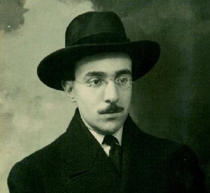 “Olduğum yerde olmayana, asla olamadığım şeye ait oldum hep.” 

—Pessoa