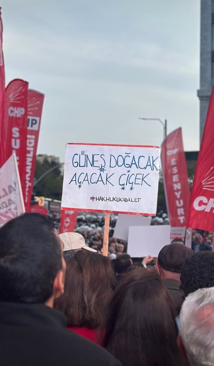 Ne yapsanız boş, SİZ GİDİCİSİNİZ !
Varsa yüreğiniz yayınlayın TRT' de.
TRT Binasına yürümemizi engellemeye çalışmanız nafile, BİZ İKTİDARA YÜRÜYORUZ !