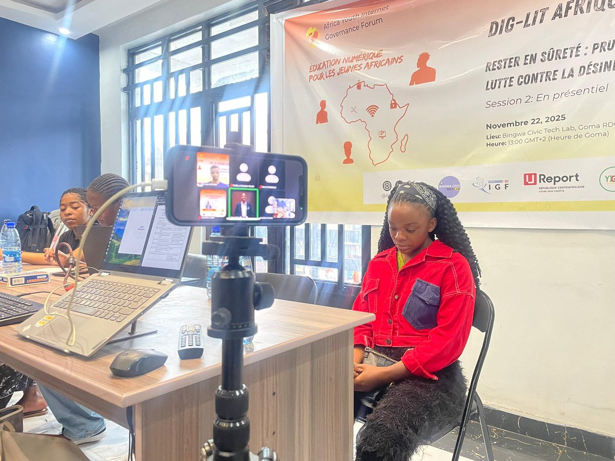 MoniqueMpabuka's tweet photo. Jonathan Lubila,secrétaire de Youth IGF DRC,explique qu’Internet lui permet de créer des solutions utiles en tant qu’informaticien.
Il affirme que "les jeunes ne sont pas l’avenir du #numérique,mais bien son présent."
#DigLit #AfricaYouthIGF #RenforcementDesCapacités https://t.co/5LpXf7M97y