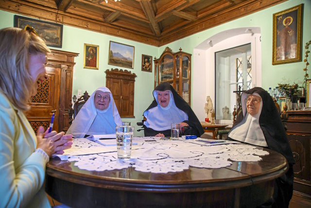 So viel Spaß wie mit den Nonnen von Goldenstein - von links Schwester Rita (82), Schwester Bernadette (88) und Schwester Regina (86) - hatte ich schon lange nicht mehr 😄 Morgen in der #Krone und auf <a href="/krone_at/">Kronen Zeitung</a>  [Krone+] Foto: Andreas Tröster