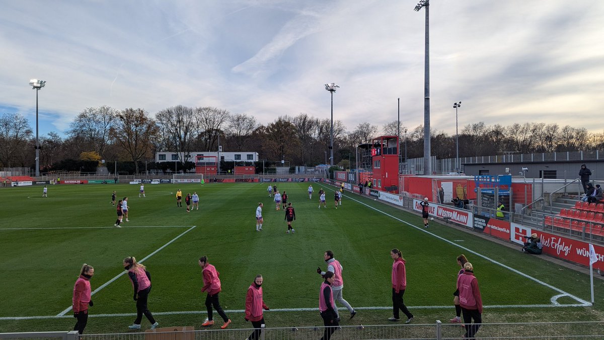 FarbenstadtPhil's tweet photo. So langsam muss man schon von einer Formkrise sprechen. Während der Bayer über weite Strecken ideenlos agierte, feiert die SGS Essen im UHS ihren ersten Saisonsieg. Man kann nur hoffen, dass die kommende Länderspielpause frischen Wind ins Team bringt🤞🏻
#B04SGS #ForzaSVBFeminina https://t.co/nOOsRdVN14