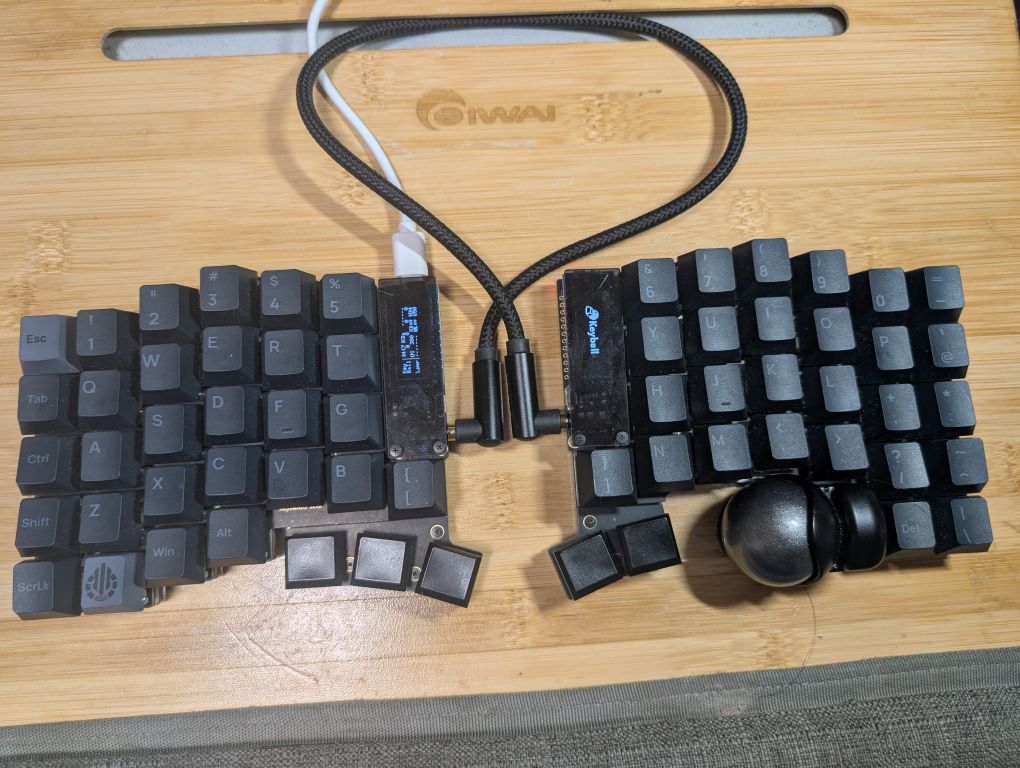 現状の俺Keyball61。LED実装はこれから。TRSケーブルはもうちょい