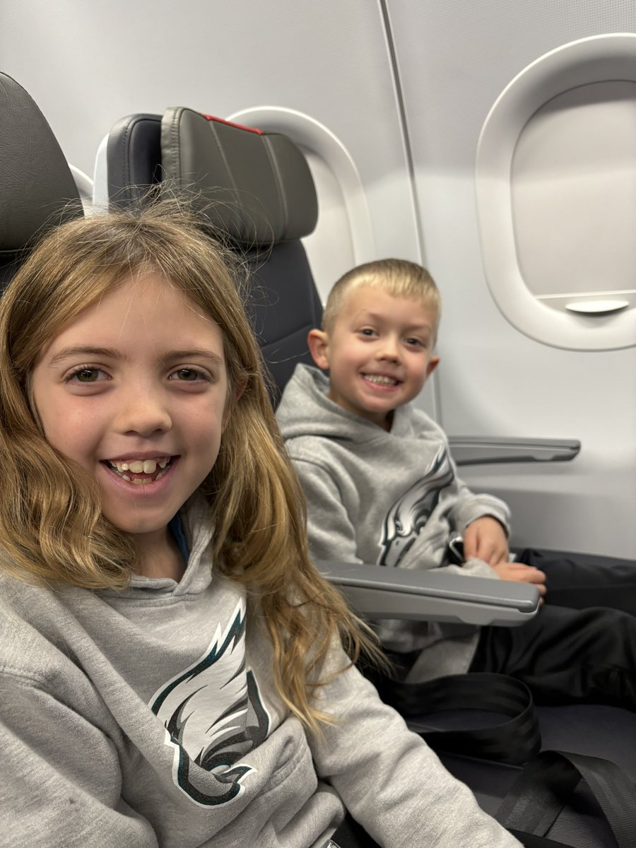 chasingcars0406's tweet image. carry-ons stowed ✔️
seatbelts fastened ✔️
tray tables secured ✔️
takeoff ready!! ✈️