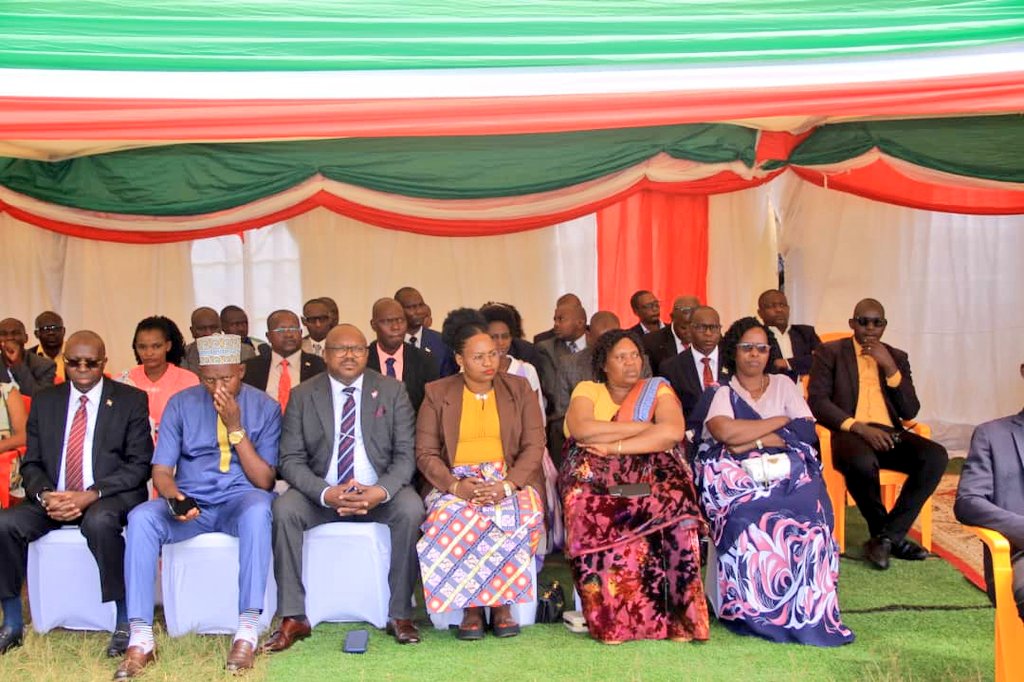 Le chef de l'Etat, <a href="/GeneralNeva/">SE Evariste Ndayishimiye</a> a officiellement présenté à la population, ce samedi 22 novembre 2025, le nouvel administrateur de la commune #Muhanga, de <a href="/PButanyerera/">Province Butanyerera</a>, Annonciatte Nizigiyimana. La cérémonies s’est déroulée au terrain de football de #Gashibuka.