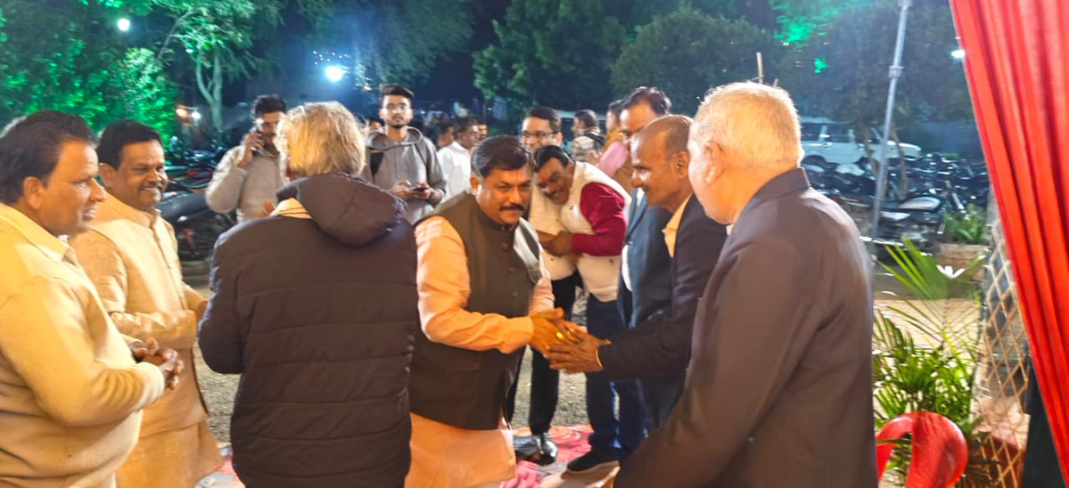 DrKPSinghYadav's tweet image. अशोकनगर के रॉयल कस्तूरी मैरिज गार्डन में श्री अचार्य जगदीश प्रसाद शास्त्री जी के यहां आयोजित शुभ विवाह समारोह में सम्मिलित होकर नवदंपत्ति को हार्दिक शुभकामनाएं प्रेषित की