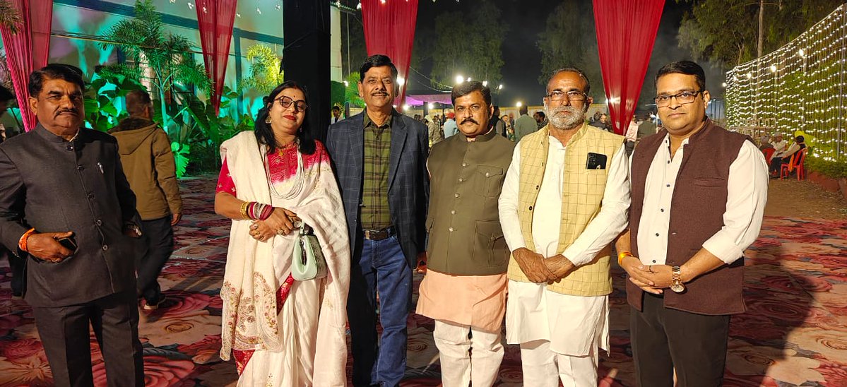 DrKPSinghYadav's tweet image. अशोकनगर के रॉयल कस्तूरी मैरिज गार्डन में श्री अचार्य जगदीश प्रसाद शास्त्री जी के यहां आयोजित शुभ विवाह समारोह में सम्मिलित होकर नवदंपत्ति को हार्दिक शुभकामनाएं प्रेषित की