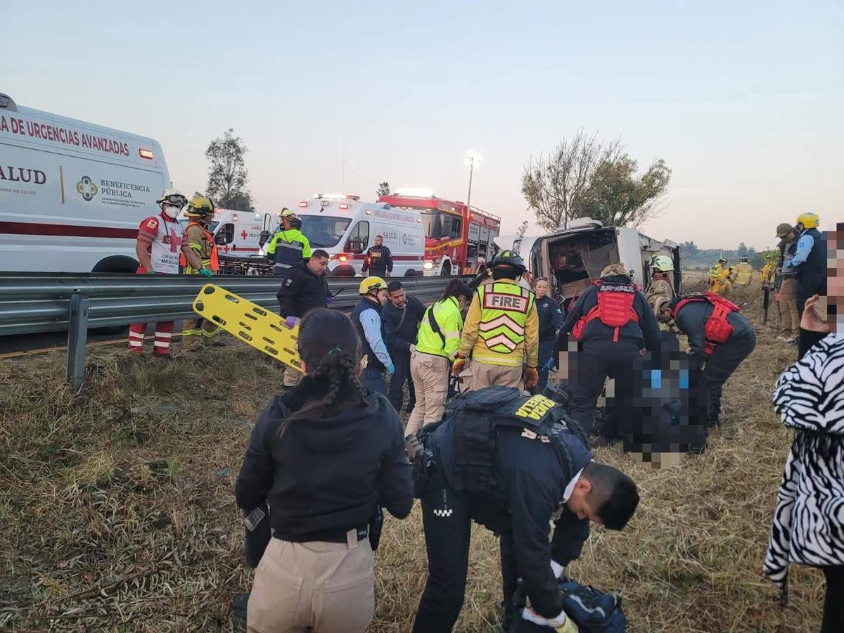 ObservatorioM19's tweet photo. #ÚltimaHora | Tragedia en Michoacán

Al menos 10 personas fallecieron y 20 resultaron heridas tras la volcadura de un autobús sobre la carretera #Morelia–Pátzcuaro, a la altura de Tiripetío.
El camión venía de Uruapán y tenía como destino Tlalpujahua. https://t.co/rsXmd3HWbo