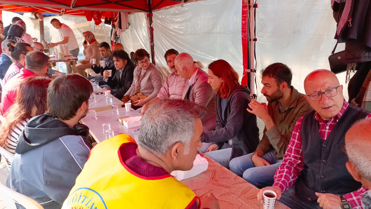 kocaeli_2nolu's tweet image. İstanbul ve Kocaeli’den akademisyenler, patronun sefalet zammı dayatmasına karşı 32 gündür grevde olan #SmartSolar işçilerine dayanışma ziyaretinde bulunmuşlardır. Eğitim Sen Kocaeli 2 No’lu Şube olarak bu ziyarete destek verdik! 

Örgütlü emek hiçbir zaman yenilmez!
Başka yolu…