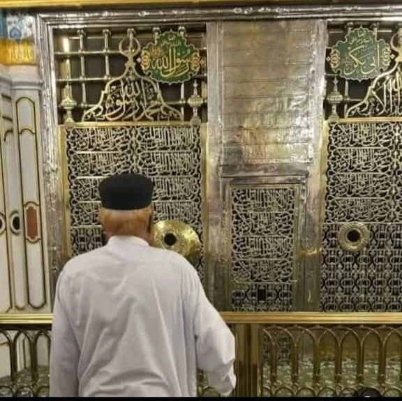 ان کا دیدار  تقی  کیسا   قیامت   ہوگا
جب فقط انکی تصور میں یہ رعنائی ہے
نگاہیں جھکی ہوئی ہیں، وجود ادب سے لبریز ہے اور دل عشقِ رسولﷺ سے معمور
یہ ہیں حضرت شیخ الاسلام صاحب مدظلہ، درِ رسولﷺ پر سراپا عجز و انکسار بنے کھڑے۔ 
یہی ہے غلامیِ مصطفیٰﷺ کا اصل اور سچا رنگ۔❤️