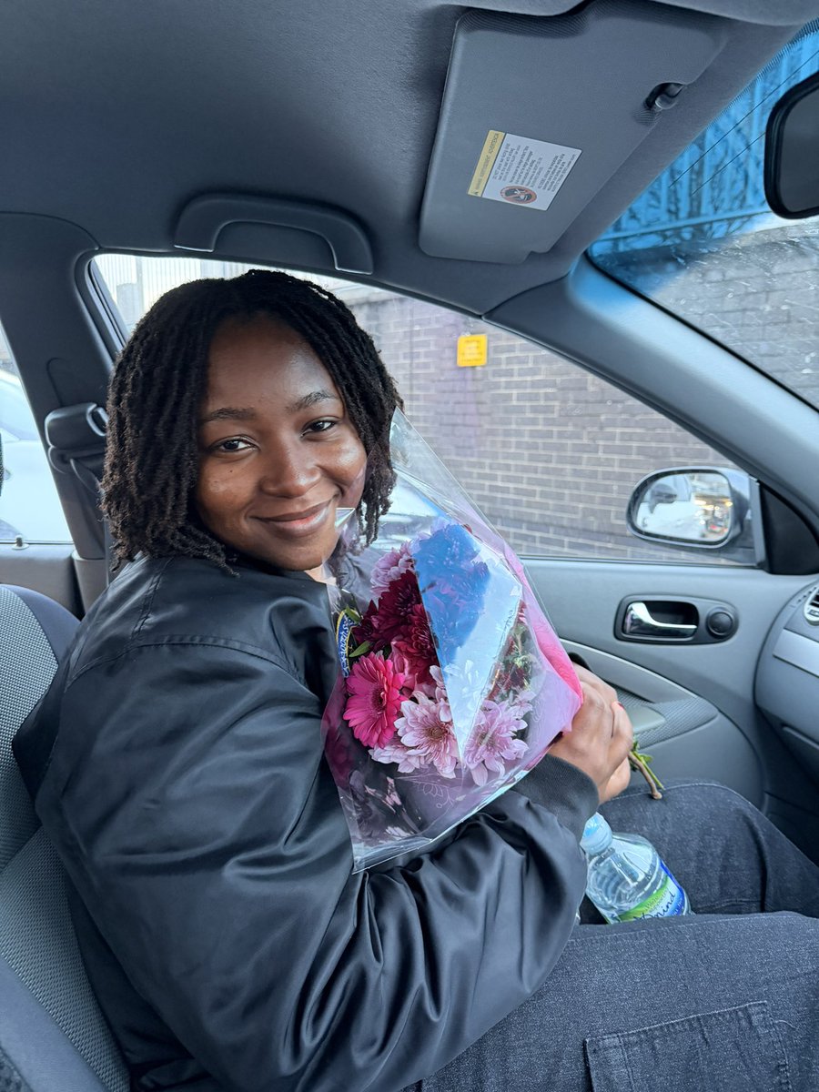 Dr_Chocollate's tweet photo. Life Hack :

Put some flowers in the seat next to you and a Wife might be delivered to your location 😏💕 https://t.co/M8yy5ZUZB5