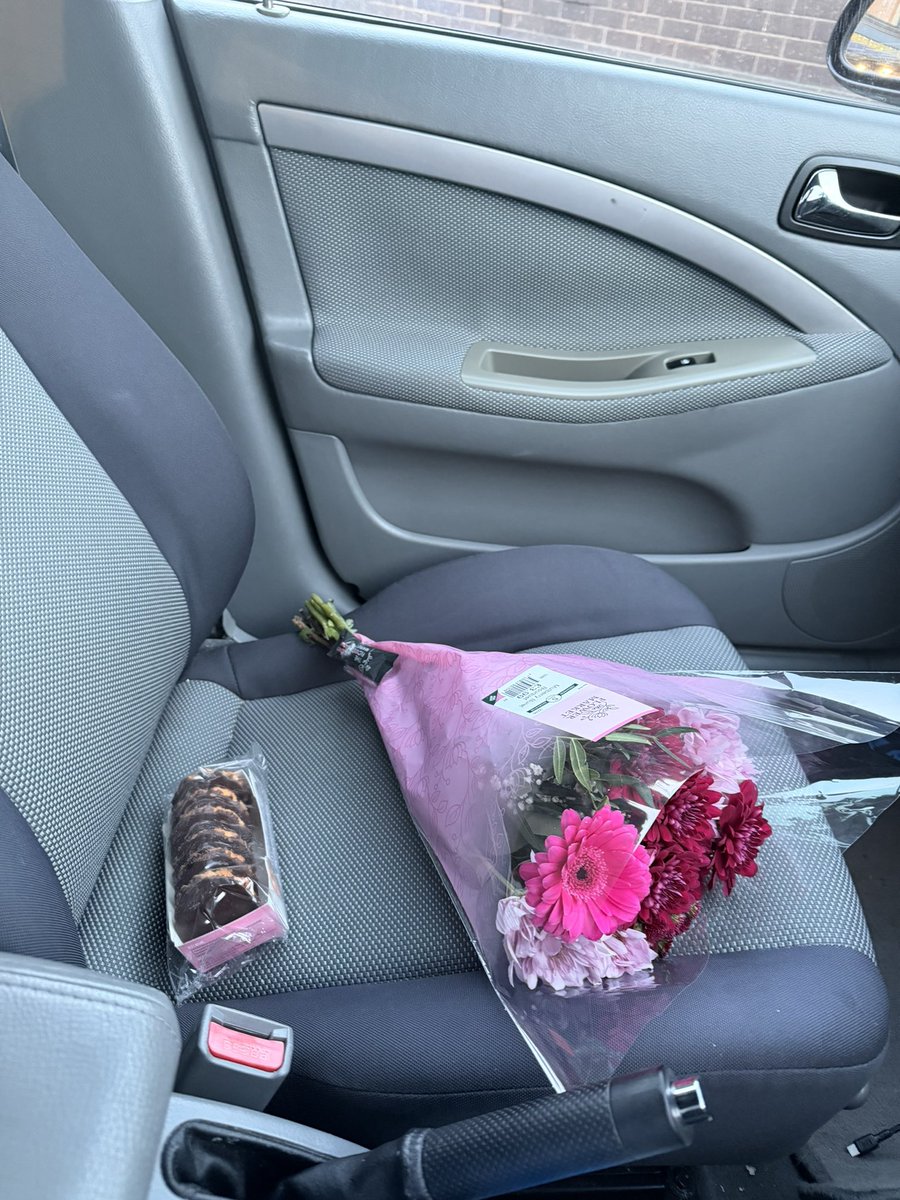 Dr_Chocollate's tweet photo. Life Hack :

Put some flowers in the seat next to you and a Wife might be delivered to your location 😏💕 https://t.co/M8yy5ZUZB5