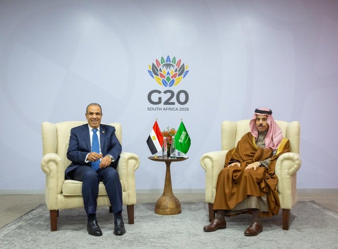 لقاء بين وزيرا الخارجية المصري والسعودي استعرضا خلاله العلاقات الثنائية بين البلدين، وبحثا التطورات الإقليمية والدولية وتداعياتها على أمن المنطقة، والجهود المشتركة حيالها في #جنوب_أفريقيا
