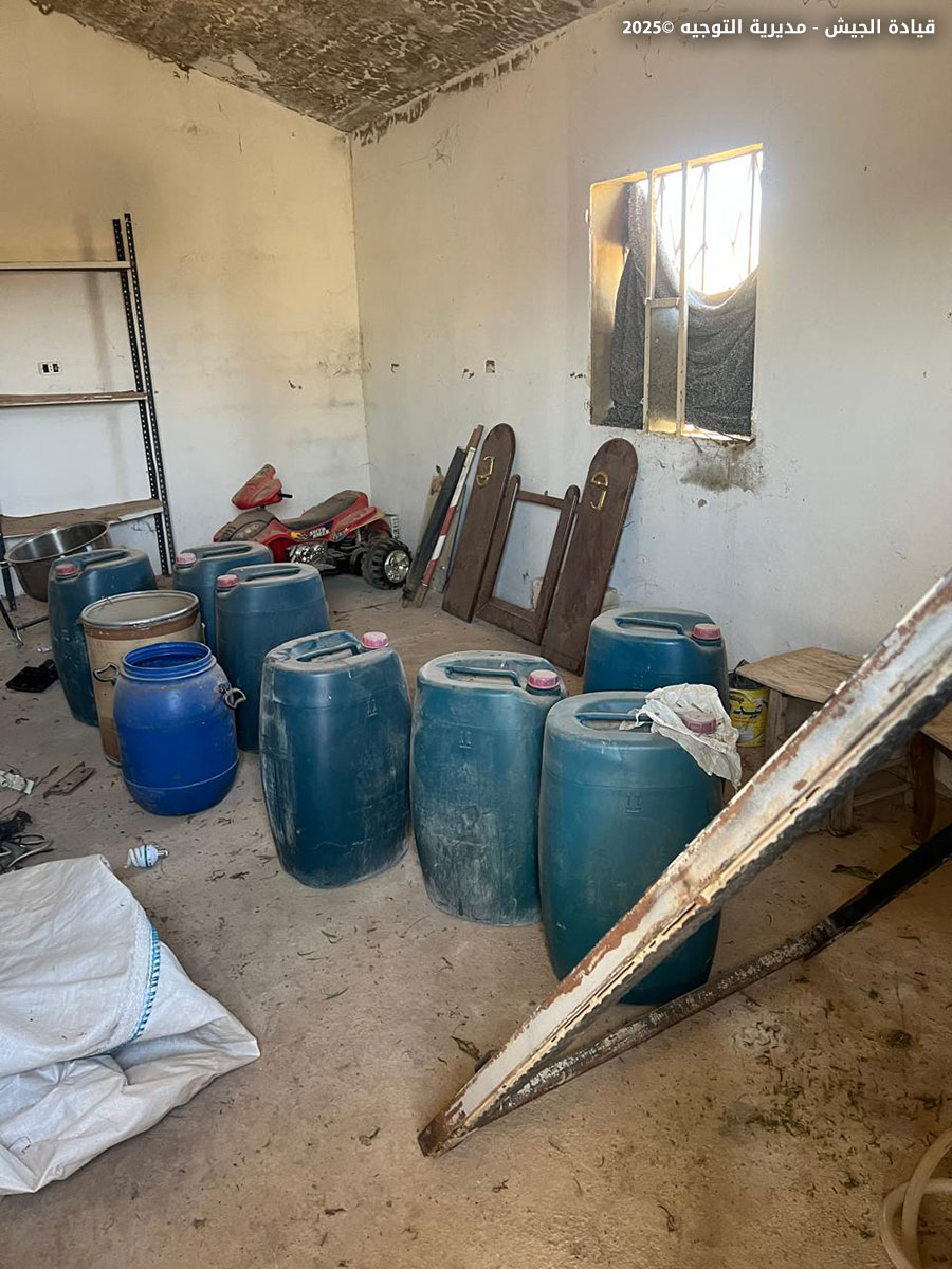 LebarmyOfficial's tweet image. بتاريخ ٢٢ /١١ /٢٠٢٥، وبنتيجة عمليات الملاحقة المستمرة لعصابات الاتجار بالمخدرات، دهمت دورية من مديرية المخابرات تؤازرها وحدة من الجيش معملًا لتصنيع حبوب الكبتاغون في منطقة القصر - الهرمل، وعملت على تفكيك آلاته ومعداته، كما ضبطت كمية كبيرة من المواد الأولية التي تستخدم في تصنيع…