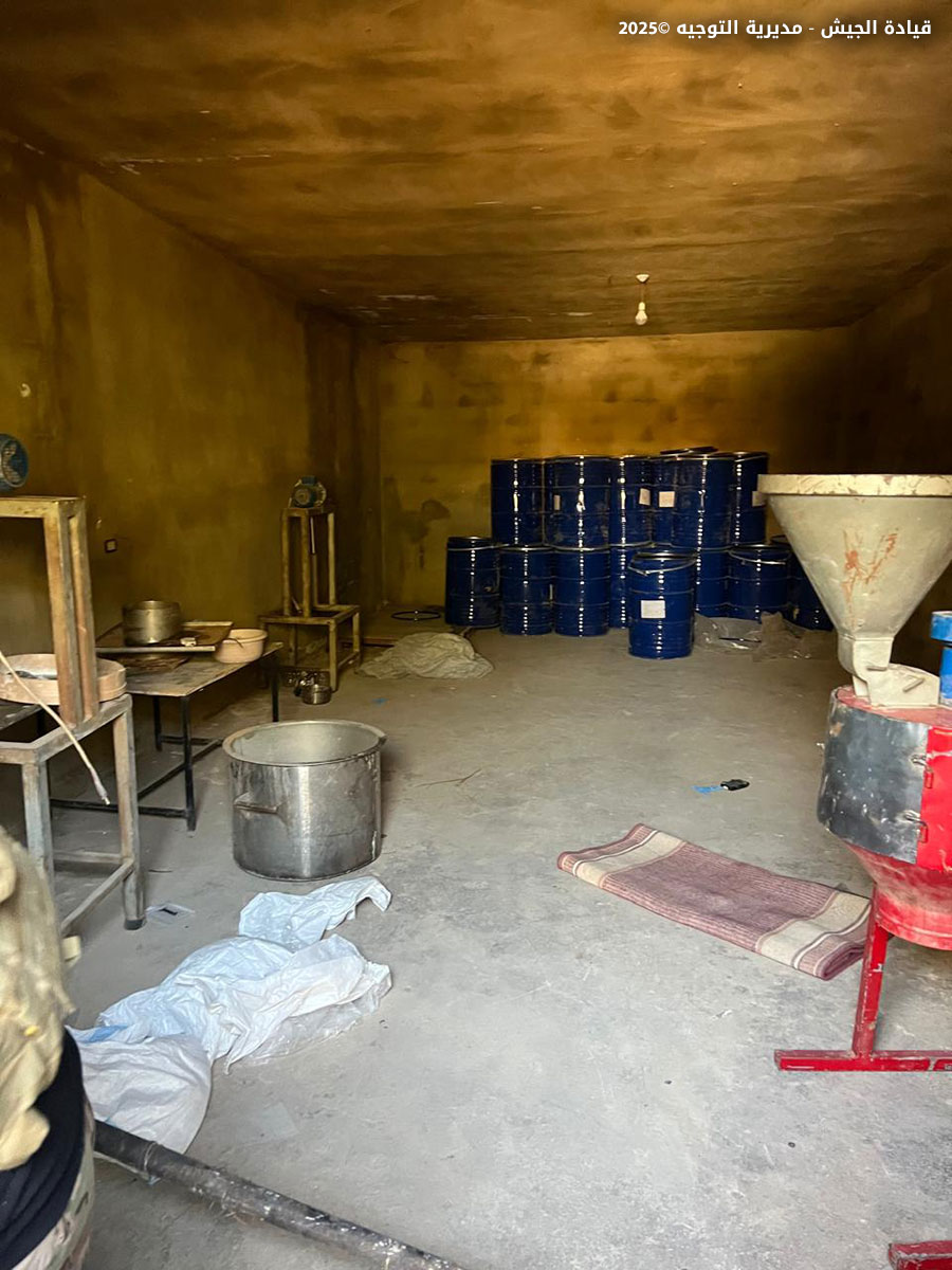 LebarmyOfficial's tweet image. بتاريخ ٢٢ /١١ /٢٠٢٥، وبنتيجة عمليات الملاحقة المستمرة لعصابات الاتجار بالمخدرات، دهمت دورية من مديرية المخابرات تؤازرها وحدة من الجيش معملًا لتصنيع حبوب الكبتاغون في منطقة القصر - الهرمل، وعملت على تفكيك آلاته ومعداته، كما ضبطت كمية كبيرة من المواد الأولية التي تستخدم في تصنيع…