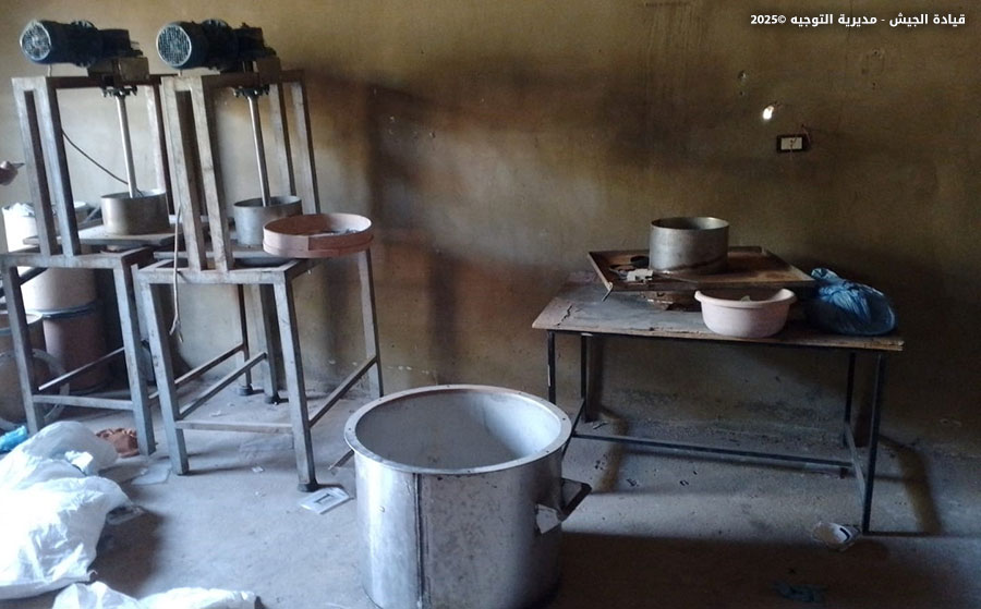 LebarmyOfficial's tweet image. بتاريخ ٢٢ /١١ /٢٠٢٥، وبنتيجة عمليات الملاحقة المستمرة لعصابات الاتجار بالمخدرات، دهمت دورية من مديرية المخابرات تؤازرها وحدة من الجيش معملًا لتصنيع حبوب الكبتاغون في منطقة القصر - الهرمل، وعملت على تفكيك آلاته ومعداته، كما ضبطت كمية كبيرة من المواد الأولية التي تستخدم في تصنيع…