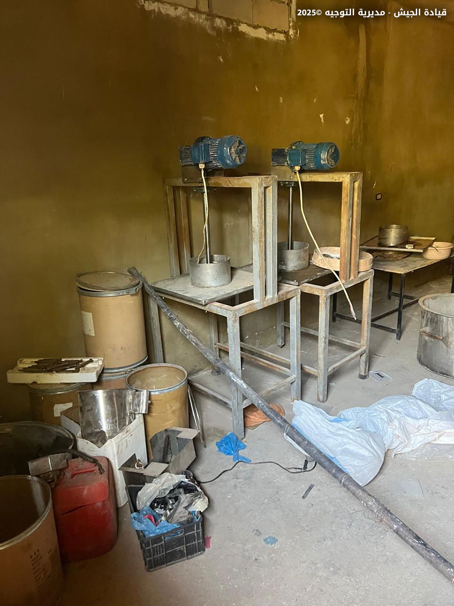 LebarmyOfficial's tweet image. بتاريخ ٢٢ /١١ /٢٠٢٥، وبنتيجة عمليات الملاحقة المستمرة لعصابات الاتجار بالمخدرات، دهمت دورية من مديرية المخابرات تؤازرها وحدة من الجيش معملًا لتصنيع حبوب الكبتاغون في منطقة القصر - الهرمل، وعملت على تفكيك آلاته ومعداته، كما ضبطت كمية كبيرة من المواد الأولية التي تستخدم في تصنيع…